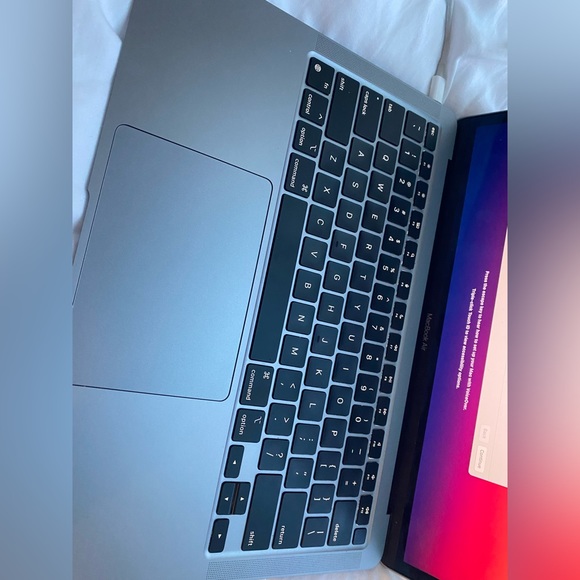 MacBook air with M1 chip - Picture 2 of 6